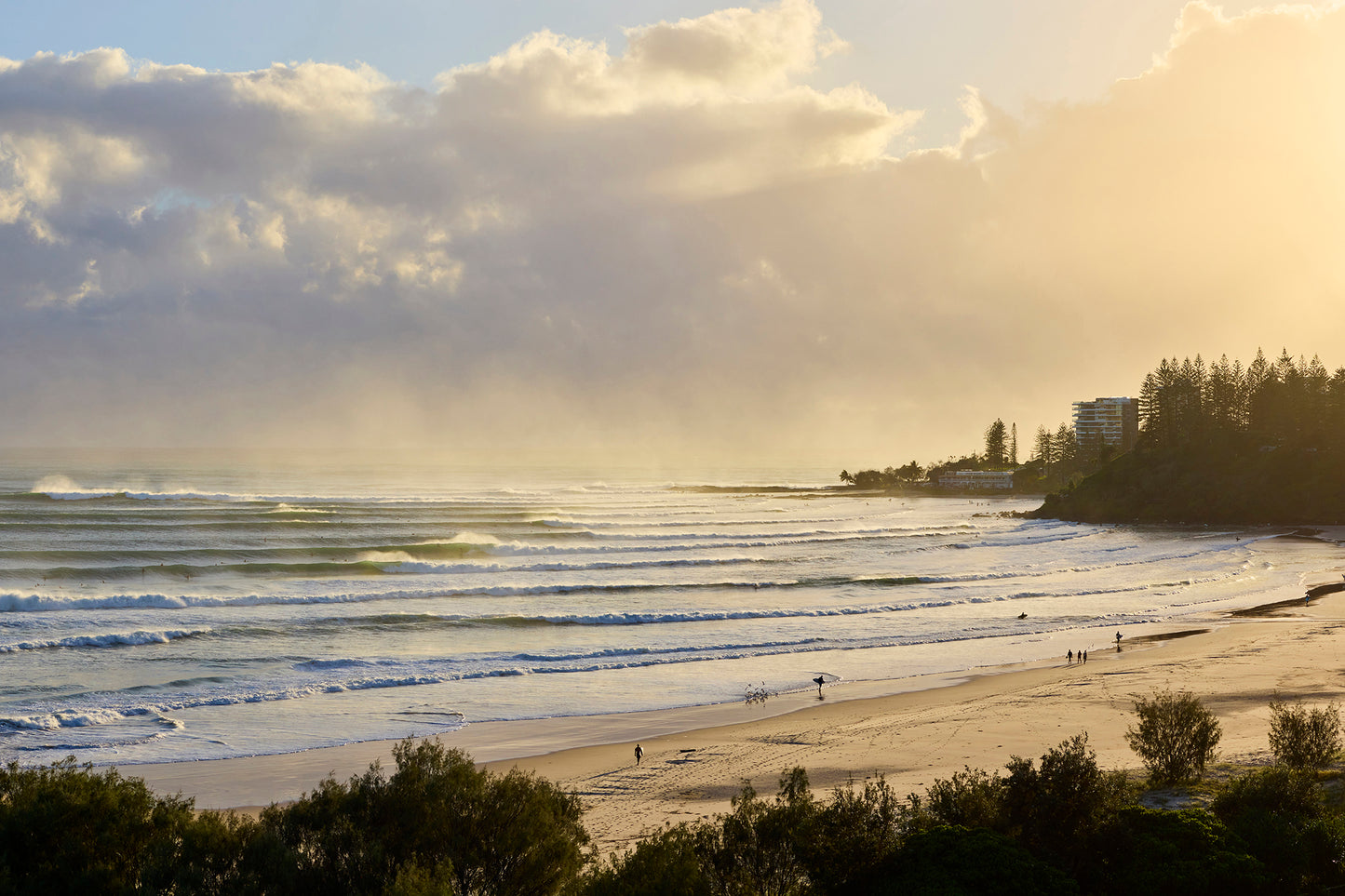 Sunrise rhythm - Waves at Coolangatta Beach, Gold Coast